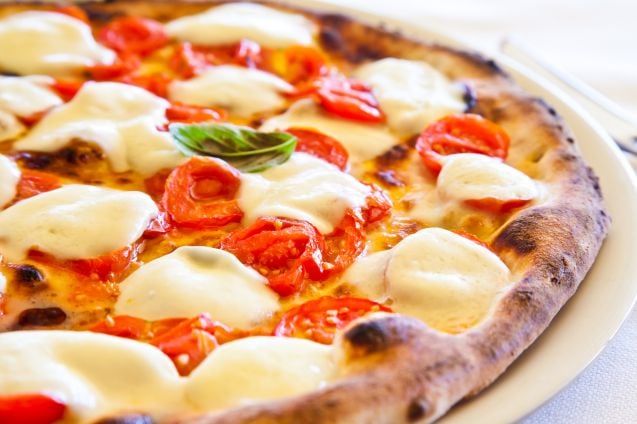 Tämä tässä on kuvituskuva, jonka tarkoitus on saada kaikkien mieli tekemään herkullista pizza margheritaa. Maistakaa sitä Napolissa. Herk-ku-a.