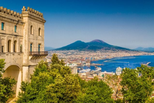 Näkymä Napolin kaupungin yli, taustalla nousee Vesuvius-tulivuori.