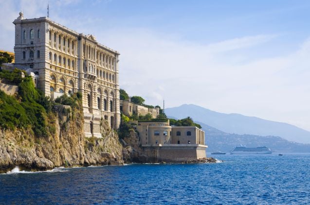 Monacon merimuseo on huikea näky myös ulkopuolelta.