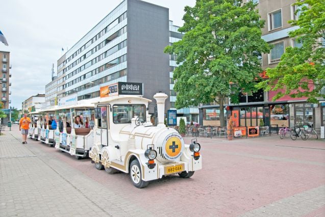 Hauska tapa nähdä Poria on hypätä kaupunkijunan kyytiin.