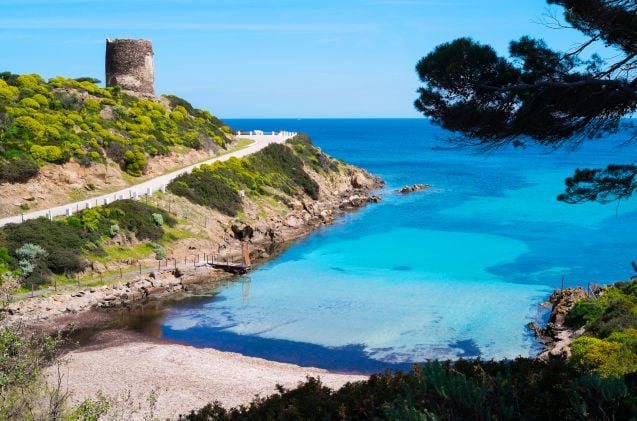 Asinaranin saarella pääsee myös pulahtamaan ihanan kirkkaaseen mereen.