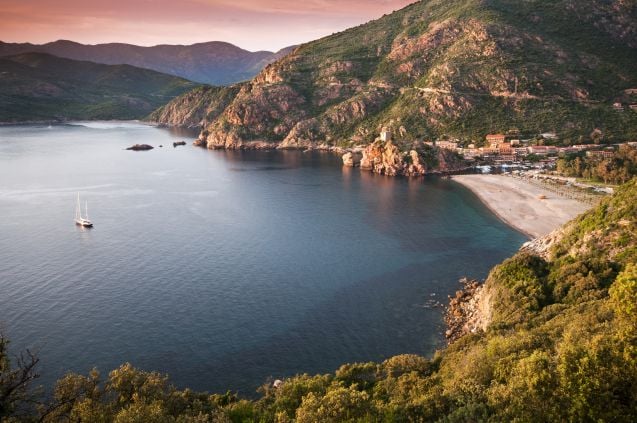Korsikalle on vain 11 kilometriä Sardiniasta.
