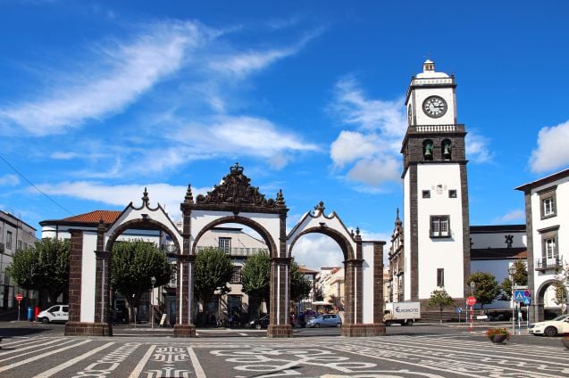 Kaupungin portit Ponta Delgadaan.