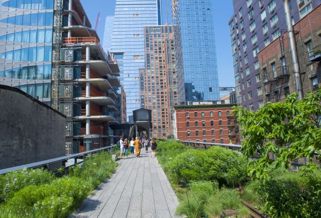 The High Line on katutason yläpuolelle rakennettu puistomainen kävelytie.