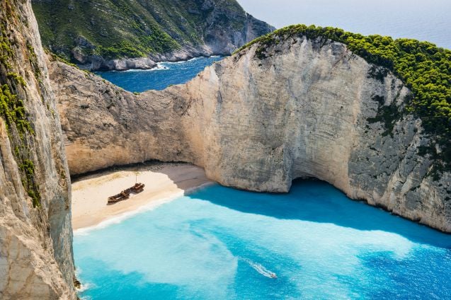 Saaren ehdottomasti tunnetuin kuvauspaikka on Agios Georgios -ranta.