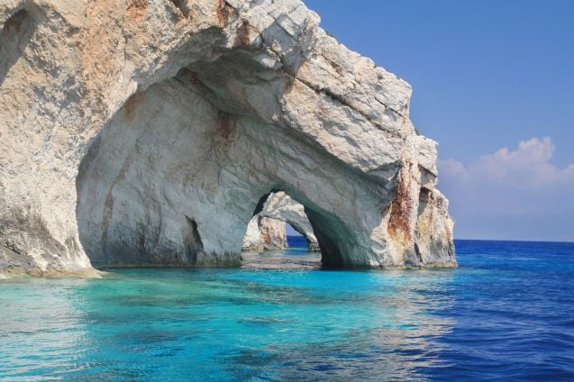 Siniset luolat eli Blue Caves sijaitsevat Zákynthoksen saaren pohjoiskärjessä.