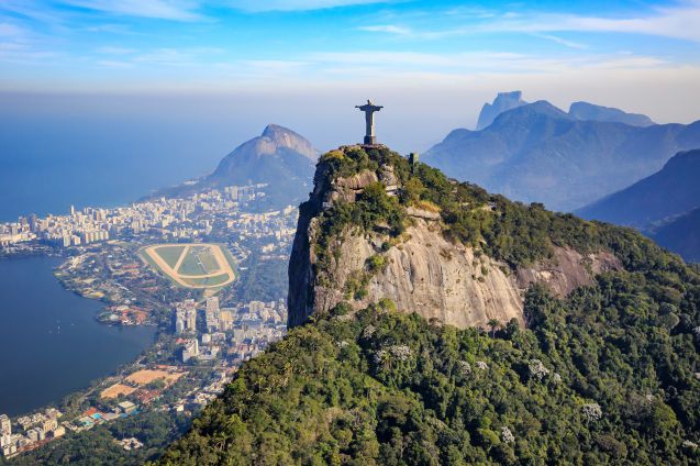 Corcovado-vuori ja sen päällä nököttävä jättimäinen Kristus-patsas ovat Rion tärkeimmät nähtävyydet. 