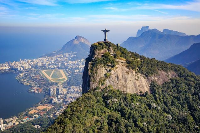 Corcovado-vuori ja sen päällä nököttävä jättimäinen Kristus-patsas ovat Rion tärkeimmät nähtävyydet.