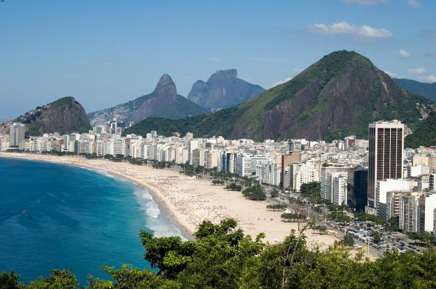 Legendaarinen Copacabanan ranta on erittäin suosittu. Arvoesineet kannattaa jättää majapaikkaan, sillä ne saattavat päätyä hetkessä vääriin käsiin.