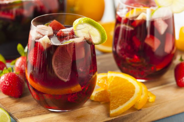 Punaviinipohjainen sangria on suosittua lomajuomaa Espanjassa.