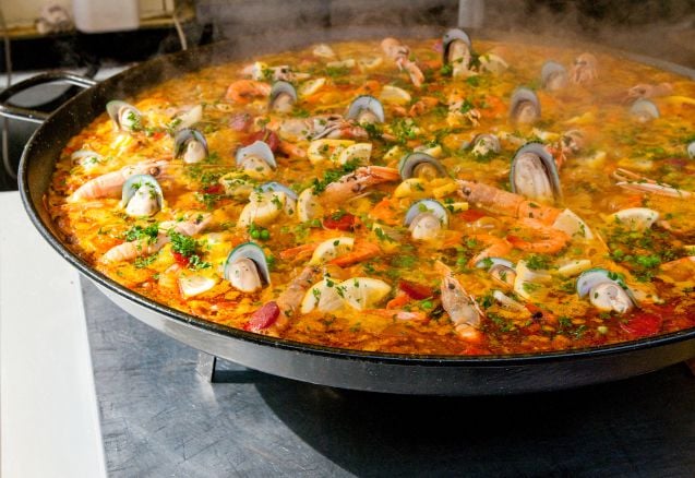 Paellaa saa moneen eri makuun - lihalla, kalalla tai kasvisversiona.