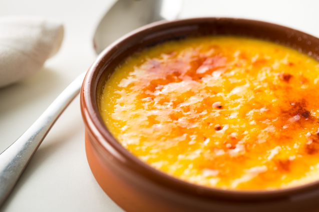 Crema catalana muistuttaa Creme Bruleeta, mutta on maustettu vanilijan sijaan kanelilla ja sitruunalla.
