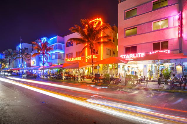 Ocean Drive loistaa värikkäänä ilta-aikaan.