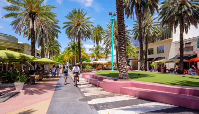 Floridan keskustassa shoppailemaan kannattaa lähteä Lincoln Road Mall -kävelykadulle, jonka varrelta löytyy yli sata liikettä, useita ravintoloita ja elokuvateatteri.