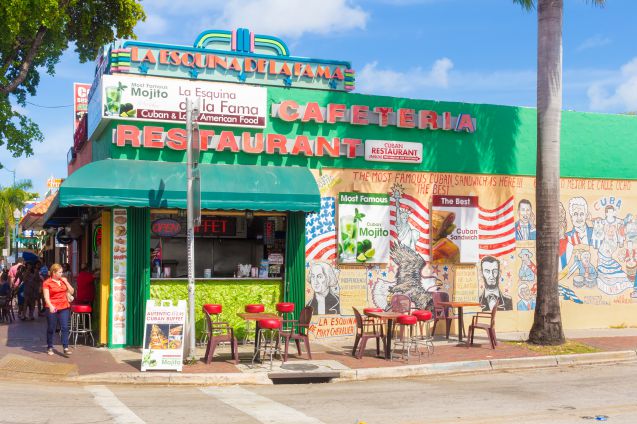 Tyypillisen värikäs ravintola Little Havana -korttelissa.