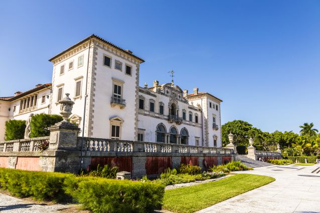 Vizcaya-museo toimii hulppeassa villassa, jota ympäröi kaunis puutarha. Huvilassa on kuvattu myös useita elokuvia.