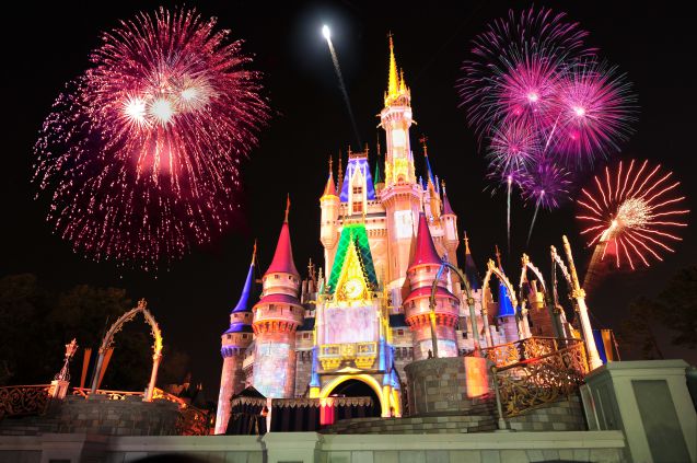 Disney World ja Tuhkimolinnan ilotulitukset sulattaa vähintäänkin perheen pienimpien sydämet.