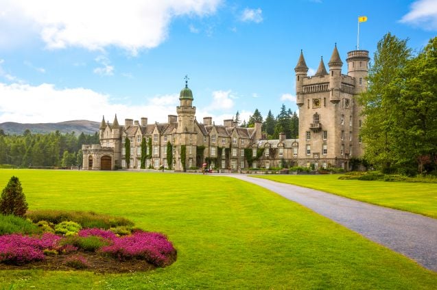 Kuninkaallisen perheen loma-asuntoon, Balmoralin linnaan, pääsee tutustumaan myös turistit.
