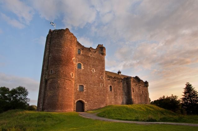 Dounen linna tunnetaan Outlander-fanien keskuudessa Castle Leochina. Siellä kuvattiin myös Monty Python and the Holy Grail vuonna 1975.