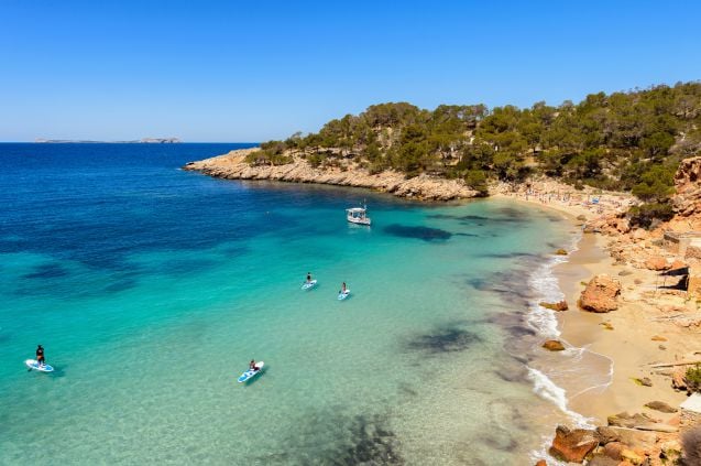 Ibizalla on loistavat puitteet harrastaa muun muassa vesiurheilulajeja, vaikkapa nykyisin kovin suosittua suppailua.