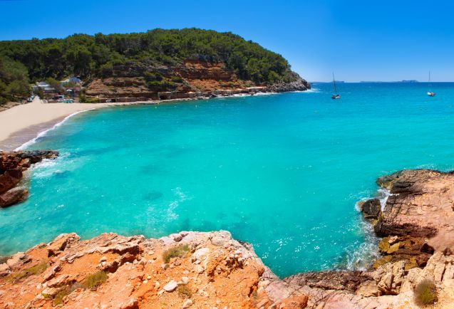 Ibiza on tunnettu suloisista hiekkarannoistaan. Tässä kuvassa mallina toimii Cala Salada, San Antonio Abadissa.