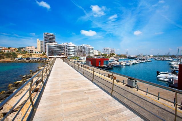 Sant Antoni on Ibizan toiseksi suurin kaupunki ja suosittu nuorten juhlijoiden keskuudessa.