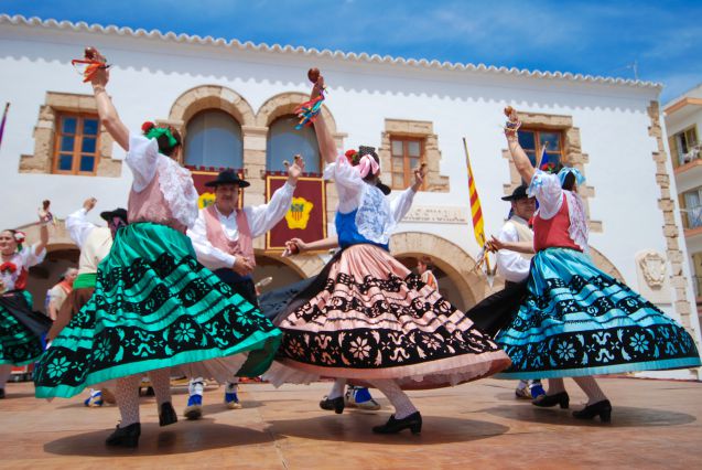 Perinteinen ibizalainen tanssi, ball pagés, juhlistaa paikallisia pyhimyksiä.