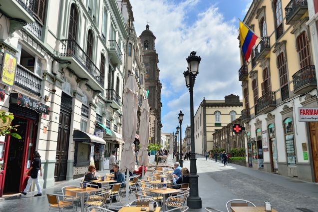 Las Palmasin hellusilla kaduilla on mukava levähtää ja juoda vaikka kuppi kahvia shoppailun lomassa.
