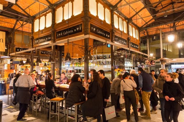 Mercado de San Miguel on auki myöhään iltaan, ja ehdoton vierailukohde kulinaristeille.