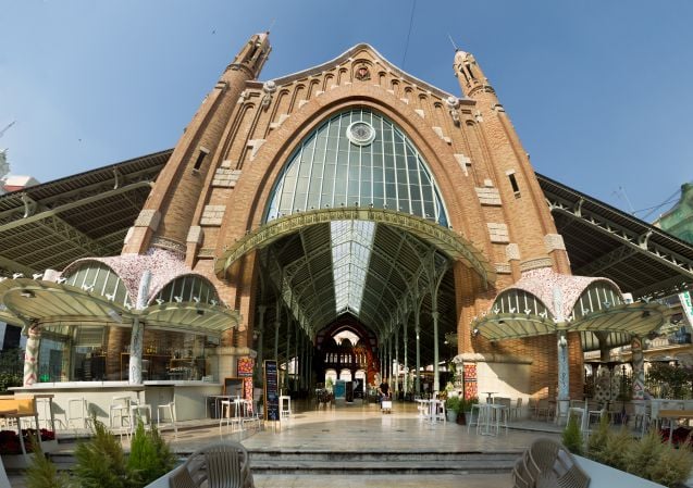 Mercado de Colon -ruokamarketti on kaunis nähtävyys myös ulkoa. Sisällä odottaa useat baarit ja kahvilat sekä viini- ja herkkukaupat, täynnä erinomaisia tuliaisia.