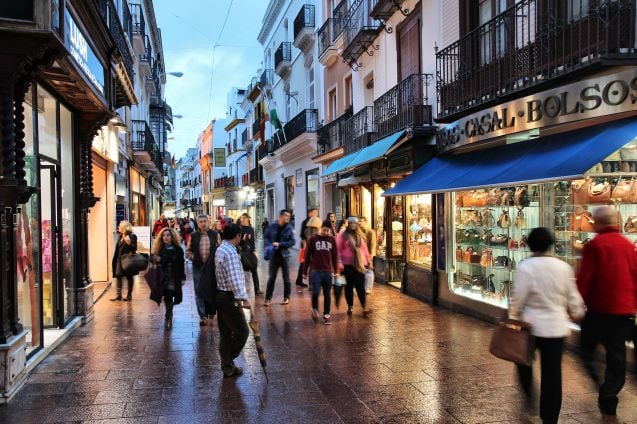 Sevillan historiallisilla kaduilla voi ihailla periespanjalaista arkkitehtuuria ja piipahtaa putiikeissa.
