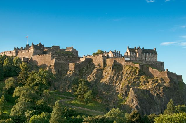 Edinburghin keskeisin maamerkki on 1100-luvulla valmistunut Edinburghin linna.