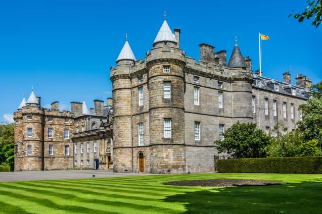 Holyroodin palatsi toimii Britannian kuninkaallisen perheen Skotlannin asuntona.