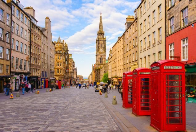 Royal Mile kulkee Edinburghin linnan ja Holyroodin palatsin välillä.