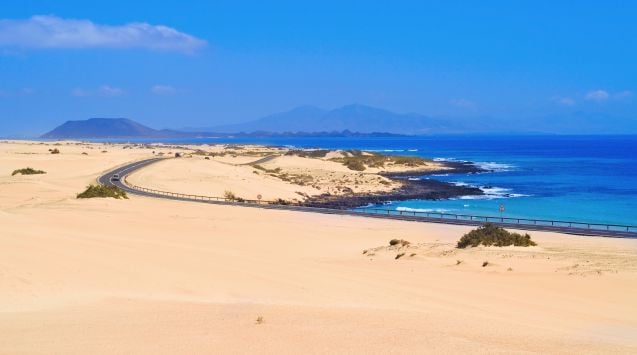 Tie Fuerteventuran pääkaupungista Puerto del Rosariosta kohti Corralejoa kulkee kuuluisien hiekkadyynien läpi.