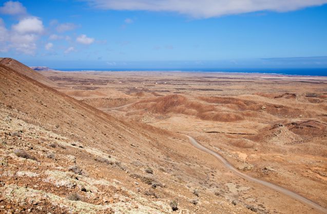 Maasto Fuerteventuralla on karua, mutta kaunista.
