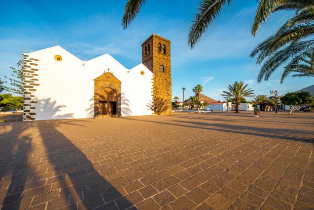 Nuestra Señora de la Candelaria -kirkko sijaitsee keskeisellä paikalla La Olivan kaupungissa.