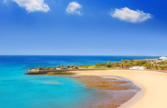 Lanzaroten pääkaupungin Playa del Reducto -uimaranta sopii hyvin myös lapsille ja on harvoin ruuhkainen - siispä uikkarit mukaan kaupunkipäivänä!