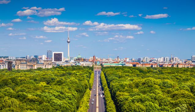 Großer Tiergartenin läpi kulkee kuuluisa Straße des 17. Juni -katu.