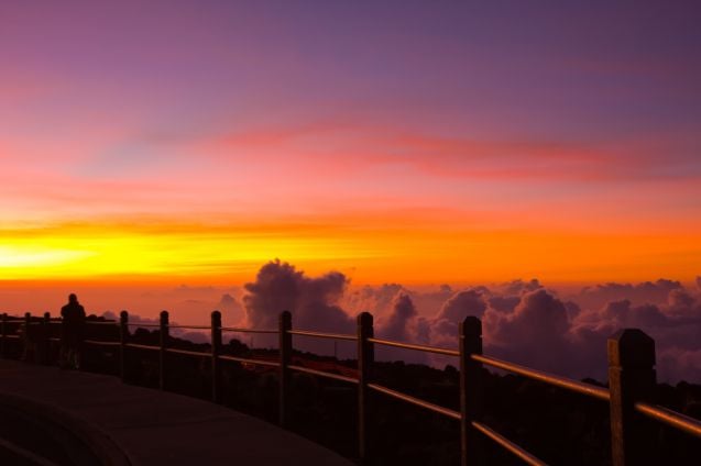 Laskeva aurinko värjää taivaan uskomattoman kauniiksi Haleakalan kansallispuistossa.