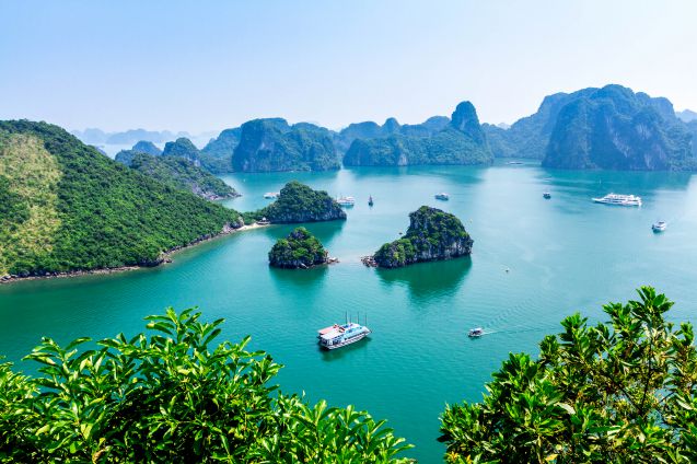 Vietnamin tunnetuin maisema on varmasti UNESCOn maailmanperintökohteeksikin valittu Halong Bay.