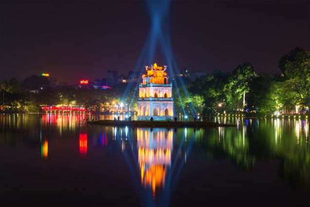 Aivan Hanoin keskustassa sijaitseva Hoan Kiem -järvi. Kuvassa loistaa myös Hanoin tunnettu maamerkki, punainen Huc-silta.