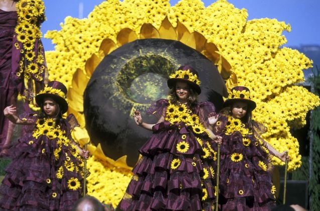 Keväisin järjestättävässä kukkafestivaalissa pukeudutaan kukkiin.