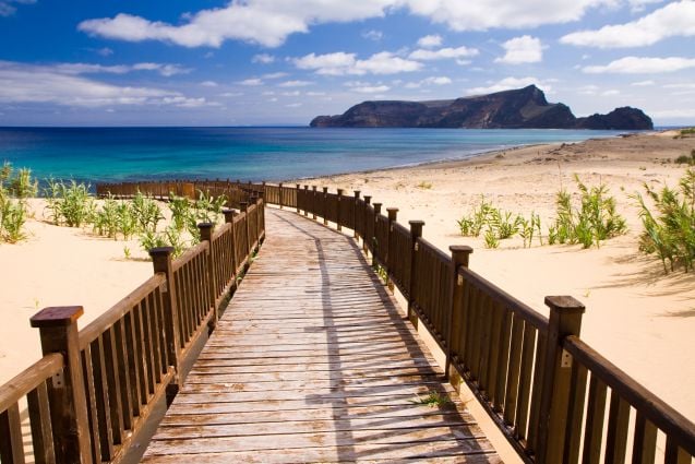 Porto Santossa hiekka on vaaleampaa kuin Madeiran saarella.