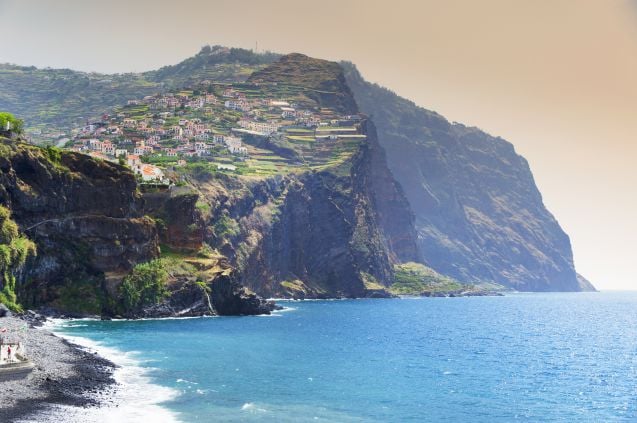 Madeiraa ympäröivä, kirkasvesinen Atlantti houkuttelee moniin vesiurheiluaktiviteetteihin.