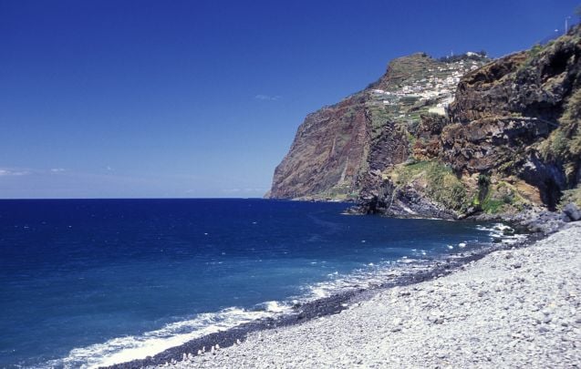Useat Madeiran rannat ovat hieman tummempaa hiekkaa tai pikkukiveä.