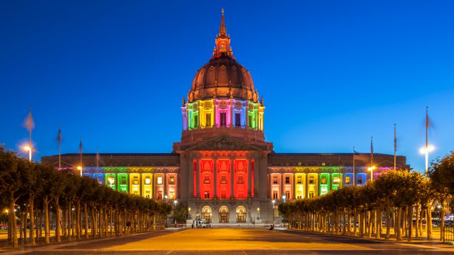 San Franciscon kaupungintalo valaistaan sateenkaaren väreihin joka vuotisen Pride-viikon kunniaksi.