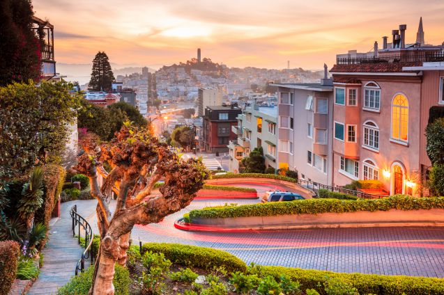 Jyrkkää mäkeä kiemurteleva Lombard Street.