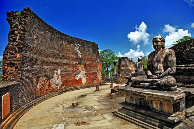Historiallinen Polonnaruwa on tulvillaan historiallisia raunioita, temppeleitä ja patsaita.