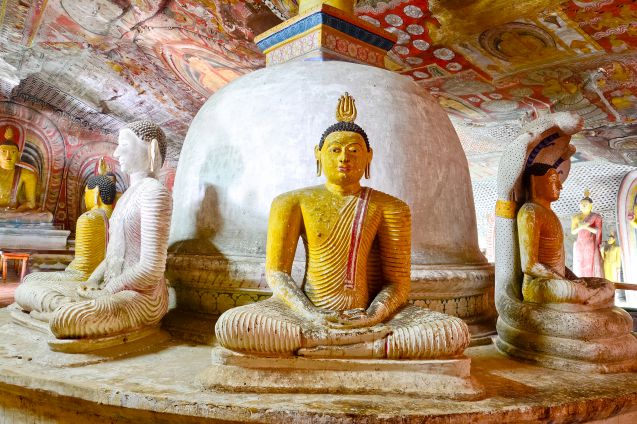 Buddhapatsaita Dambullan luolatemppelissä.
